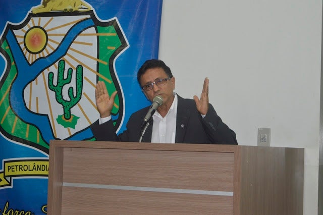 “Ninguém sabe se é a Celpe se é a Prefeitura, mas tem que ser resolvido para melhorar para os estudantes”, declarou o Vereador de Petrolândia ‘Toinho de Eugênio’, em discurso sobre a falta de ar-condicionado nas escolas [Vídeo]