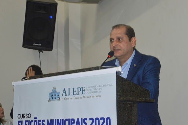 Deputado Fabrizio Ferraz comemora sucesso de curso sobre as novas regras eleitorais em Floresta
