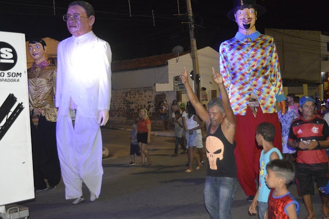 Bloco Leão Folia dos Bonecos Gigantes de Panta Leão dão um show de folia durante o Carnaval de Petrolândia (PE)