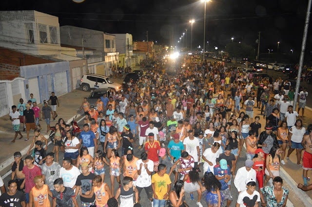 Penúltima noite do Carnaval de Petrolândia, contou com arrastão do Bloco Gela Guella de Petrolândia [Fotos e Vídeo]