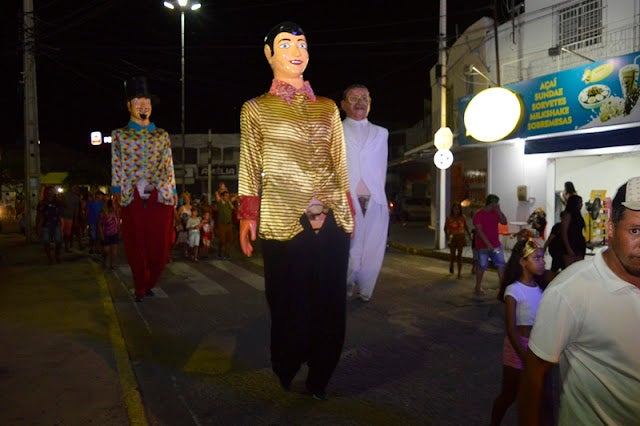 Bonecos gigantes do saudoso Panta Leão resistem a tradição e desfilam no Carnaval 2020 de Petrolândia [Fotos e Vídeo]