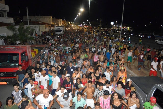 Arrastão do Bloco Gela Guella na 2ª noite do Carnaval de Petrolândia