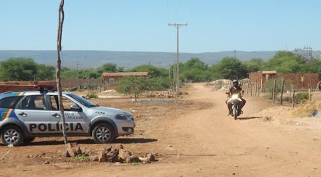 Cadáver masculino é encontrado dentro de terreno baldio no Bairro Novo Horizonte, em Petrolândia (PE)