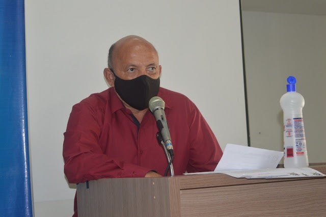 “A estrada Cinturão Verde, o pessoal pediu pra gente falar com a prefeita pra pedir pra passar uma máquina. Se nós pedirmos pra fazer o asfalto é muito, vamos pedir pelo menos a máquina”, declara o Vereador Louro do Vidro em Sessão na Câmara [Vídeo]
