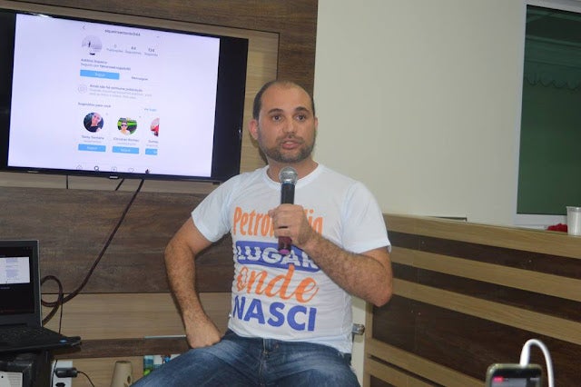 Com o Tema: “Porque não me conformo com a política de Petrolândia”, Pré-Candidato a Prefeito ‘Fabiano Oliveira’ realiza Live em Petrolândia [Vídeo]