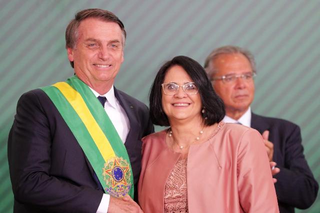 Ministra Damares Alves pede a Bolsonaro para deixar o governo Ministra Damares Alves pede a Bolsonaro para deixar o governo