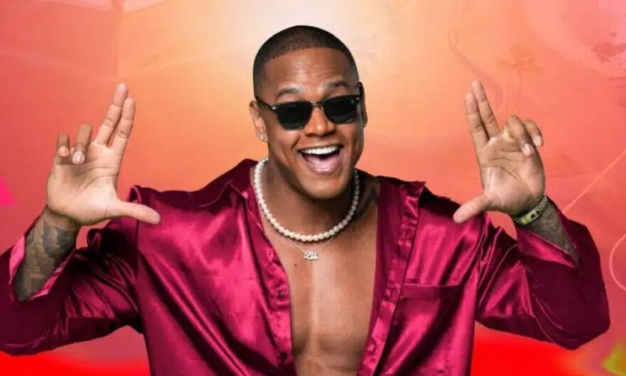 Léo Santana comemora prêmio de ‘Música do Carnaval 2023’ com live e muito samba