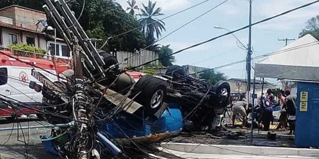 Homem fica gravemente ferido após caminhão bater em poste