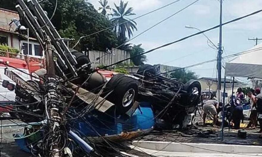 Homem fica gravemente ferido após caminhão bater em poste