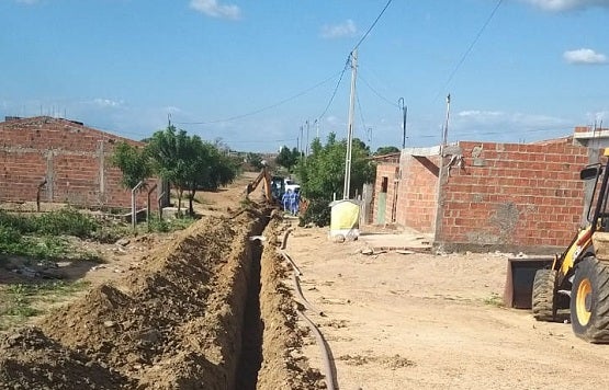 Compesa implanta adutora para ampliar atendimento em bairro de Floresta, PE Compesa implanta adutora para ampliar atendimento em bairro de Floresta, PE