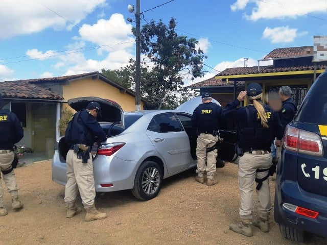 Homem é detido com carro de luxo roubado durante operação em Gravatá