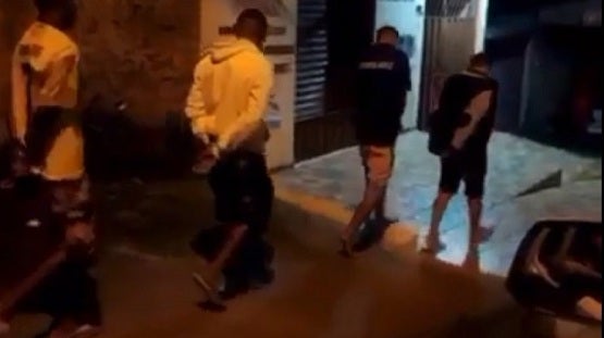 Vídeo: Jovens cantam “eu vou para casa agora, eu vou” enquanto seguem para residências escoltados pela polícia