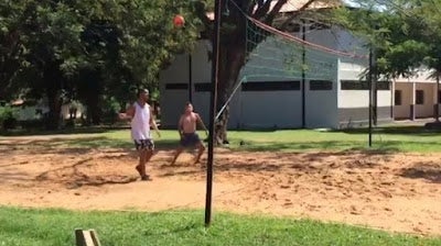 Vídeo: Preso, Ronaldinho joga futevôlei com outros detentos no Paraguai