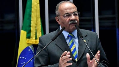 Barroso determina afastamento do senador flagrado com dinheiro entre as nádegas