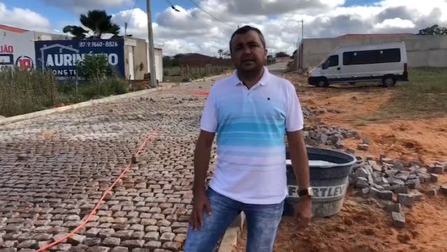 Petrolândia: Vereador Dedé de França agradece emenda parlamentar do Dep. Fernando Filho, e mostra andamento de pavimentação de algumas ruas no Bairro Nova Esperança [Vídeo]