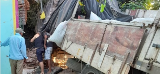 Carreta desgovernada invade casa no Sertão do Pajeú
