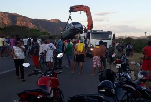 Acidente deixa dois mortos e um ferido na BR-232, em Serra Talhada, PE