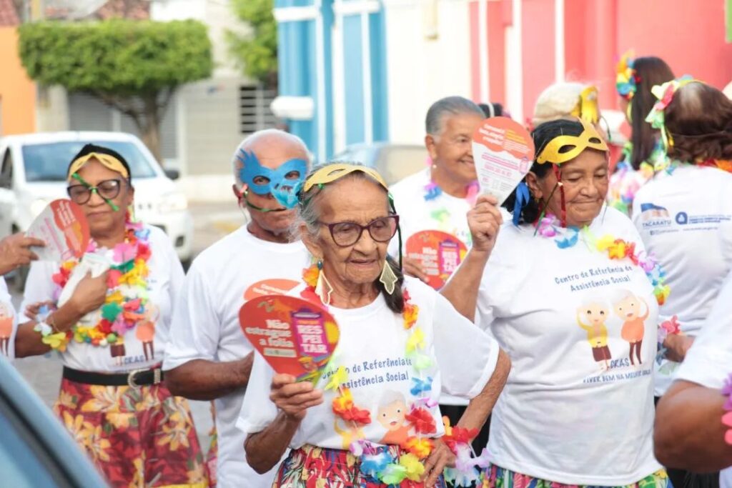 Tacaratu: Carnaval do Grupo de Idosos “Viver Bem na Melhor Idade” Tacaratu: Carnaval do Grupo de Idosos “Viver Bem na Melhor Idade”
