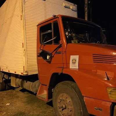 Após trocar tiros com bandidos, policiais recuperam carga e caminhão roubados, no Sertão do Pajeú
