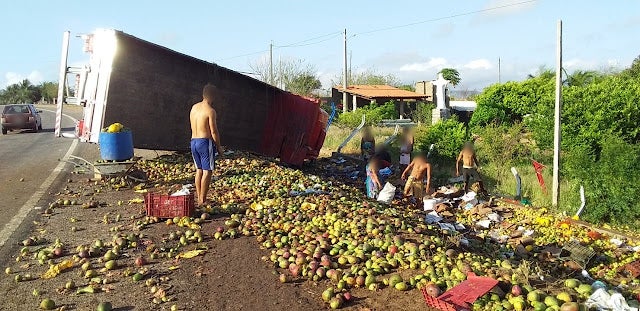 Caminhão carregado com frutas tomba na BR-110, próximo a Petrolândia, no Sertão de PE