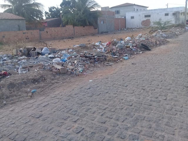 Moradores reclamam de acúmulo de lixo em terreno baldio de Petrolândia, PE