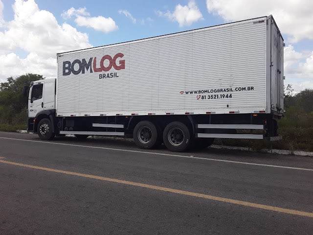 PM recupera caminhão baú tomado por assalto em Jatobá, no Sertão de PE PM recupera caminhão baú tomado por assalto em Jatobá, no Sertão de PE