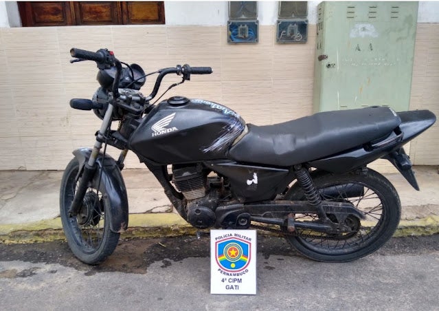 PM detém três suspeitos e apreende motocicleta com a numeração do chassi adulterada, na Zona Rural do Distrito de Caraibeiras, em Tacaratu, Sertão de PE