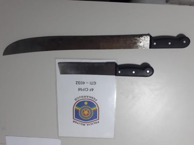 PM detém homem por direção perigosa e posse ilegal de arma branca, em Inajá, Sertão de PE