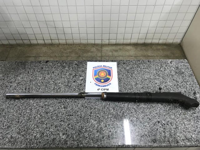 Policiais de 4ª CIPM detém homem com arma de fogo que ameaçava sua ex-companheira em Floresta (PE)