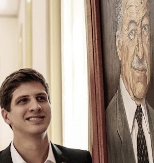 A vidraça do deputado João Campos