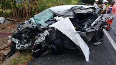 Batida entre carro e caminhão-baú deixa mulher morta e criança ferida no interior da Bahia