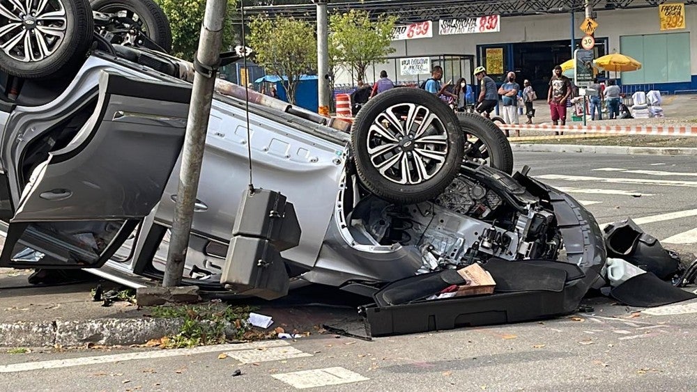 Homem percebe que estava infartando, mas capota carro 200 metros de hospital