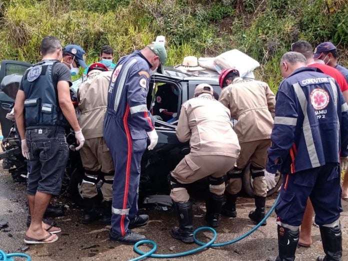 Sargento do Corpo de Bombeiros e esposa morrem em acidente na PE-60; mais 3 ficaram feridos