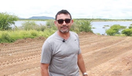 Ibimirim: Prefeito Adauto Bodegão acompanha serviço de limpeza na Prainha do Açude Poço da Cruz [Vídeo]