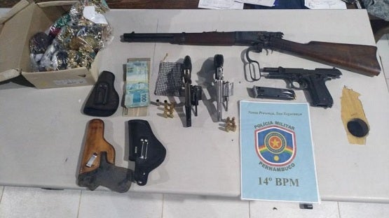 Serra Talhada: Empresário e policial federal são detidos com arsenal