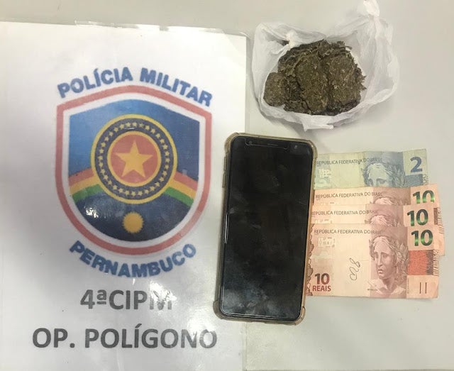 Dupla é flagrada pela PM fumando maconha em quintal de residência na zona rural de Petrolândia, PE