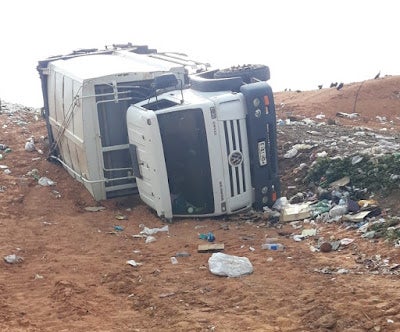 Caminhão de lixo tomba em aterro sanitário da Petrolândia (PE)