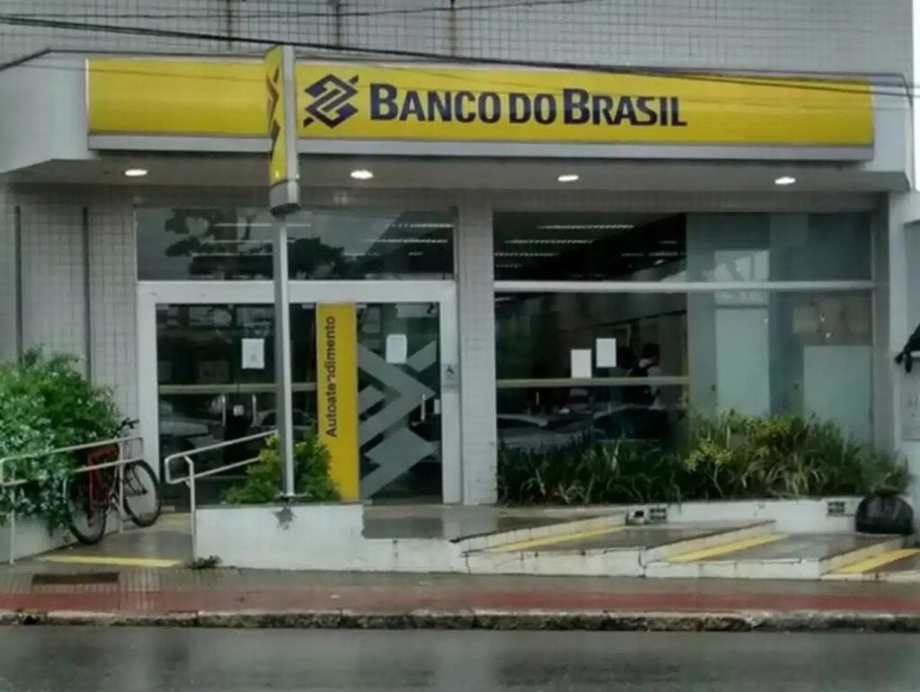 Mulher é assaltada após sacar auxílio em agência bancária de Delmiro Gouveia Mulher é assaltada após sacar auxílio em agência bancária de Delmiro Gouveia