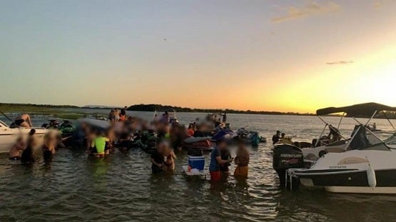 Banhistas promovem aglomeração em ilha do Rio São Francisco