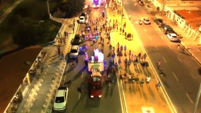 Drone do Blog PN registra encontro dos Bonecos Gigantes de Panta Leão e Walney Araújo durante a penúltima noite do Carnaval de Petrolândia; veja as imagens