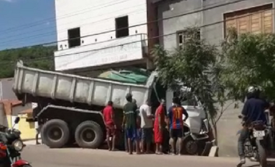 Caçamba desgovernada mata duas pessoas e invade casa em Araripina; Motorista fugiu