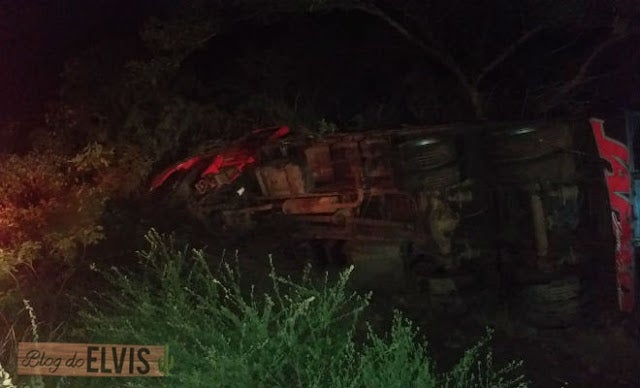 Caminhão tomba na PE-360 entre Ibimirim e Floresta, no Sertão de Pernambuco