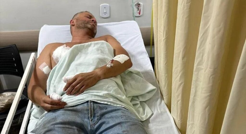 Prefeito de cidade no RJ é atacado por pitbull ao tentar ajudar vizinho e está hospitalizado Prefeito de cidade no RJ é atacado por pitbull ao tentar ajudar vizinho e está hospitalizado