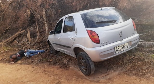 Cadáver é encontrado na divisa de Alagoas com Pernambuco, ao lado de carro roubado em Garanhuns/PE