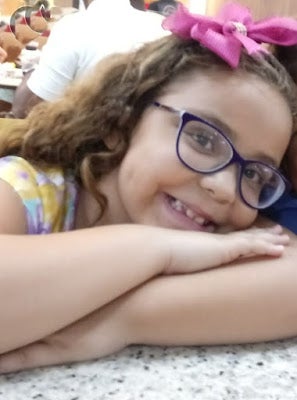 Procura-se óculos perdido da pequena Joanny em Petrolândia, no Sertão de Pernambuco