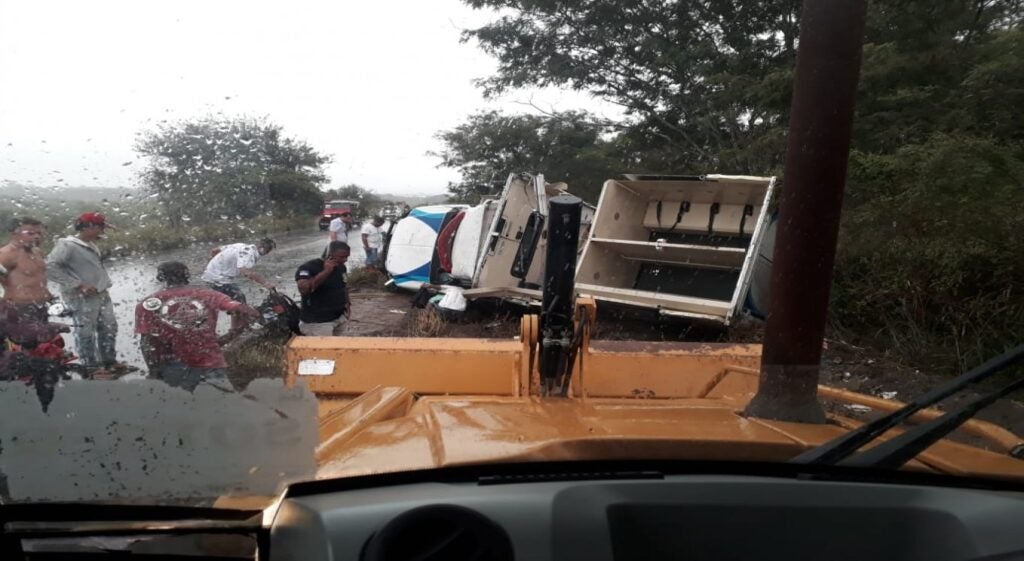 Viatura capota e deixa detentos feridos no interior de Pernambuco