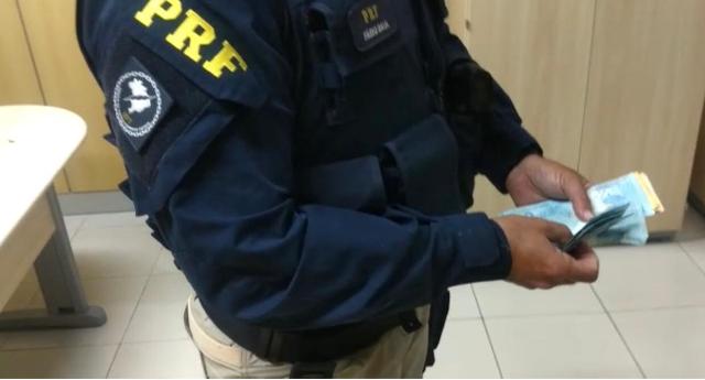 Motorista inabilitado oferece dinheiro para não ser multado em fiscalização na BR 232, em Serra Talhada