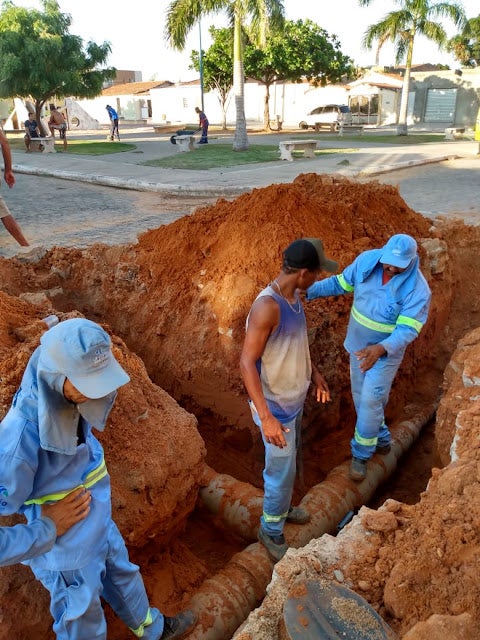 Rompimento de tubulação na quadra 2 em Petrolândia, deixa cidade sem água nesta quinta-feira (27); previsão para abastecimento voltar ao normal é somente na manhã dessa sexta (28)