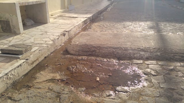 Moradores alertam a Compesa para vazamento de água potável na quadra-01 em Petrolândia