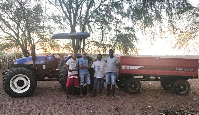 Petrolândia: Comunidade Quilombola ‘Borda do Lago’ da Agrovila 4 da Reta, agradece ao Vereador Dedé de França e ao Dep. Fernando Filho, a doação de uma Carroça para Trator, fruto de emenda parlamentar junto à CODEVASF